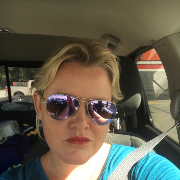 Meet your Posher, Lindsey - Picture 1 of 1